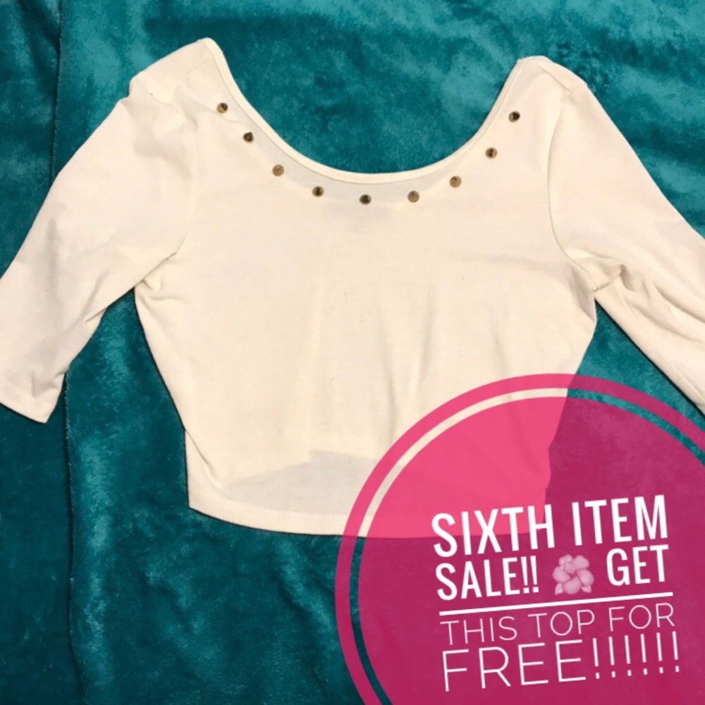 🌺 Gold studded crop top